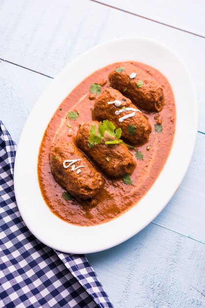malai kofta curry - prato clássico do norte da Índia. alternativa vegetariana para almôndegas servidas com roti tandoori ou pão indiano e salada verde, foco seletivo
