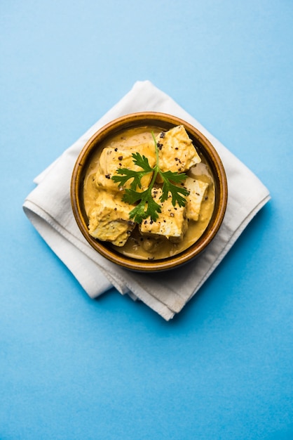 Malai oder Achari Paneer in einer Soße mit Schlagsahne. auf einer Servierpfanne serviert. selektiver Fokus