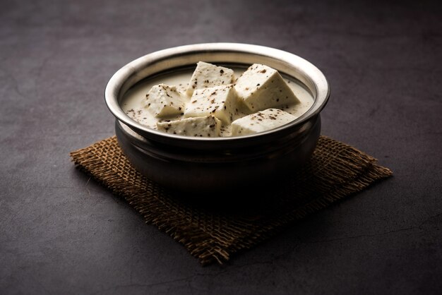 Malai Paneer Kali Mirch oder Kalimirch, zubereitet in einer weißen cremigen Soße und darüber gestreutem schwarzem Pfefferpulver. in einer Schüssel serviert. Selektiver Fokus