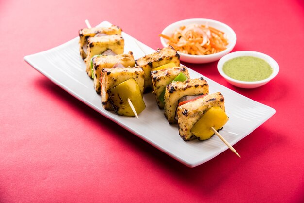 Malai Paneer Tikka Kabab é um prato indiano feito com pedaços de queijo cottage