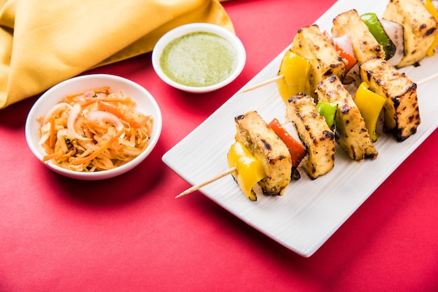 Malai Paneer Tikka Kabab es un plato indio elaborado con trozos de requesón