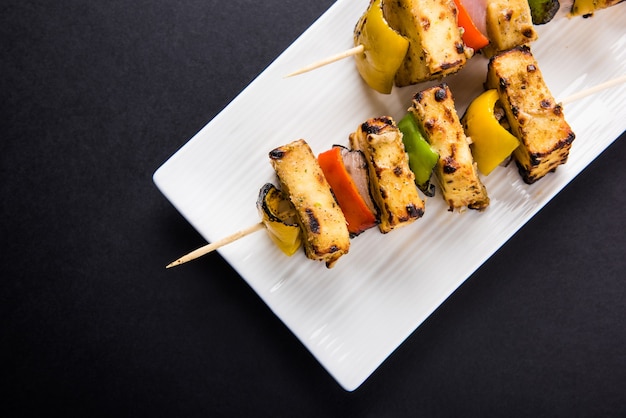 Malai Paneer Tikka Kabab es un plato indio elaborado con trozos de requesón