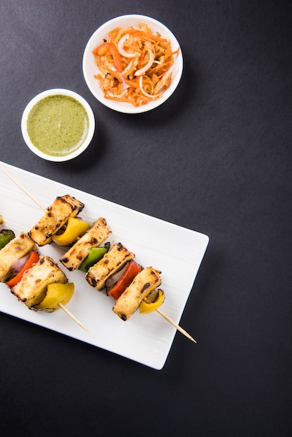 Malai Paneer Tikka Kabab es un plato indio elaborado con trozos de requesón