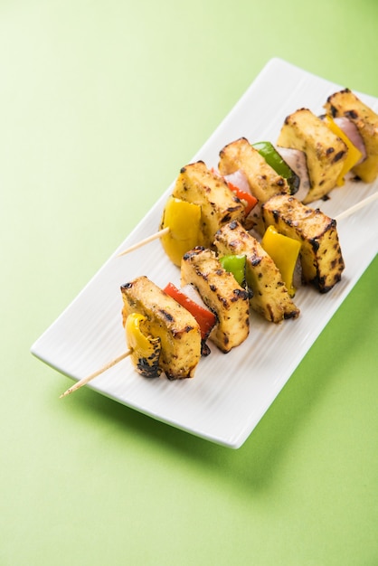 Malai Paneer Tikka Kabab ist ein indisches Gericht aus Hüttenkäse