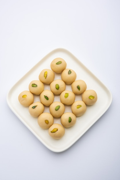 Malai Peda ou pera branca é um doce Mithai do norte da Índia ou delícia, preparado com creme de leite integral, açúcar e cardamomo