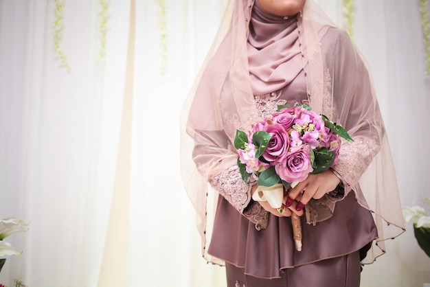 Malaiische Hochzeitsbraut während der Trauung