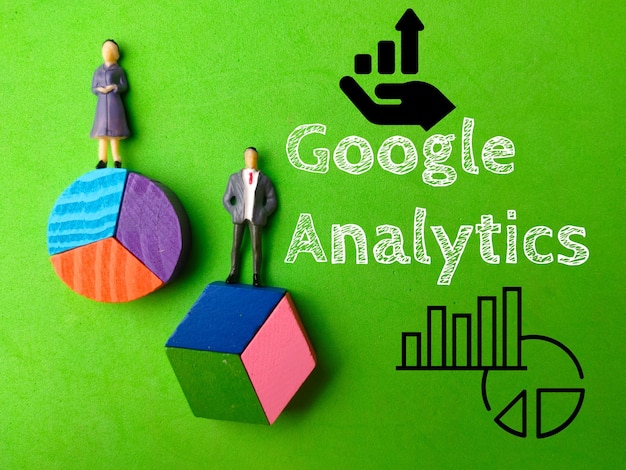 Malasia3 de abril de 2022 Gente en miniatura e icono con texto Google Analytics sobre fondo verde