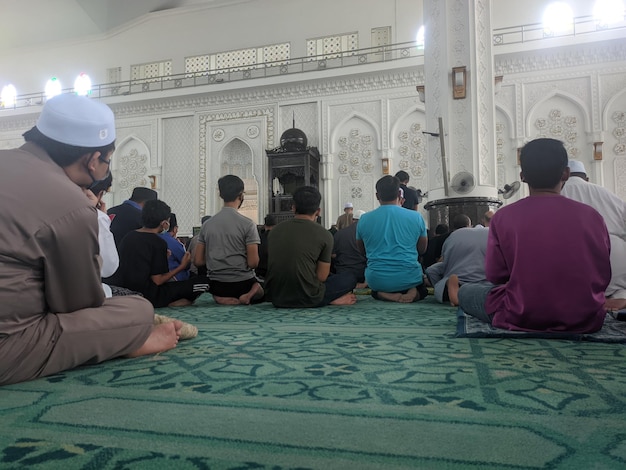 Malaysia 10. Mai 2022 Mehrere muslimische Männer beten in einer Moschee