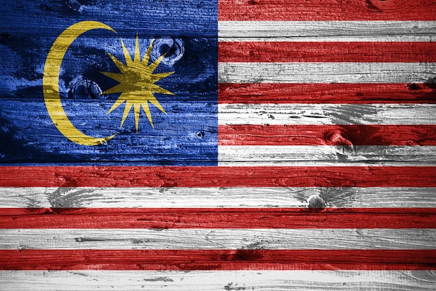 Malaysia-Flagge auf Holzbohlen Hintergrund Holzfahne