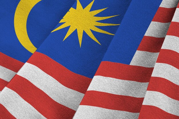 Malaysia-Flagge mit großen Falten, die in der Nähe unter dem Studiolicht im Innenbereich winken Die offiziellen Symbole und Farben im Banner