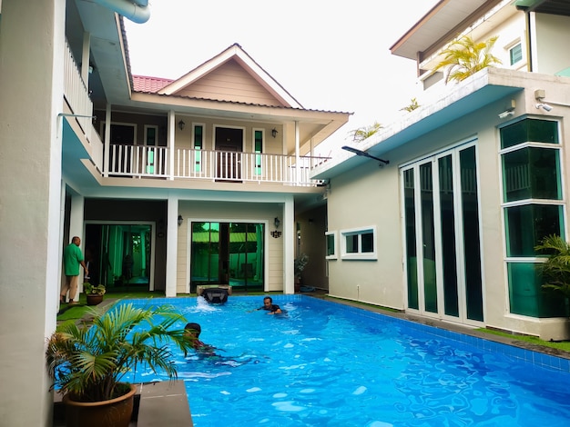 Malaysia Melaka 16. Februar 2022 Swimmingpool im Bereich einer Villa