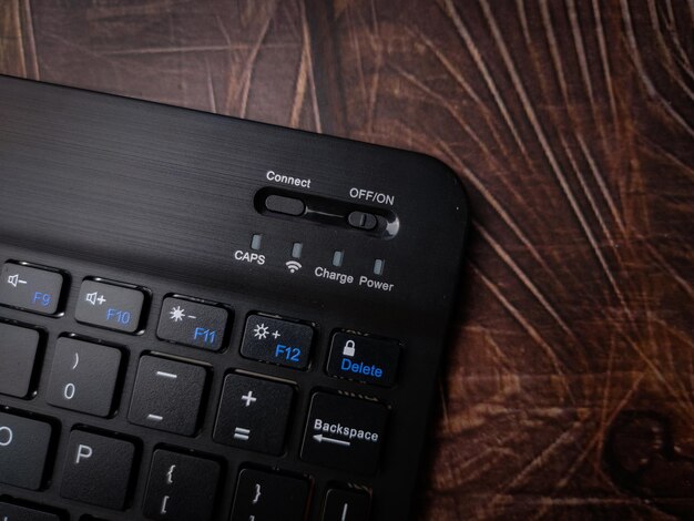 Malaysia30. April 2022 Schwarze kabellose Bluetooth-Tastatur auf Holzhintergrund