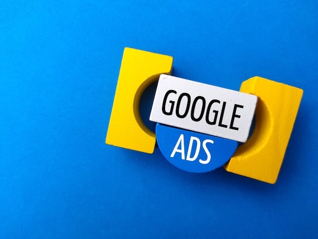 Malaysia7. März 2022 Draufsicht farbiger Block mit Text GOOGLE ADS auf blauem Hintergrund