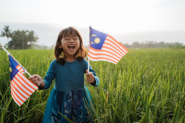 Malaysisches Kind mit Nationalflagge