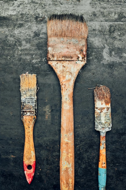 Malbürsten auf Metalloberflächen alte Bürsten für die Instandhaltung des Hauses technischer Hintergrund