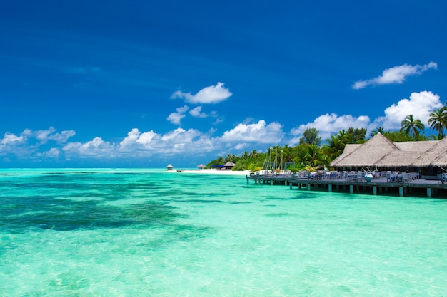 Maldivas water bungalows resort en la playa de las islas. Océano Índico, Maldivas. Hermoso paisaje de mar, resort de lujo y cielo. Playa bajo un cielo maravilloso