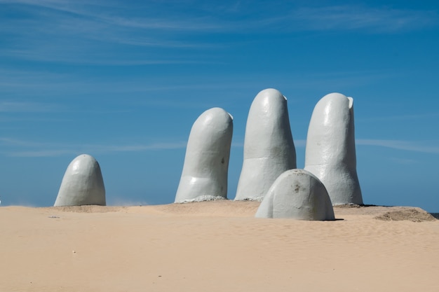 MALDONADO, URUGUAY, 6 DE OCTUBRE DE 2017: Una vista de Punta del Este Hand temprano en la mañana en Maldonado, Uruguay el 7 de octubre de 2017.