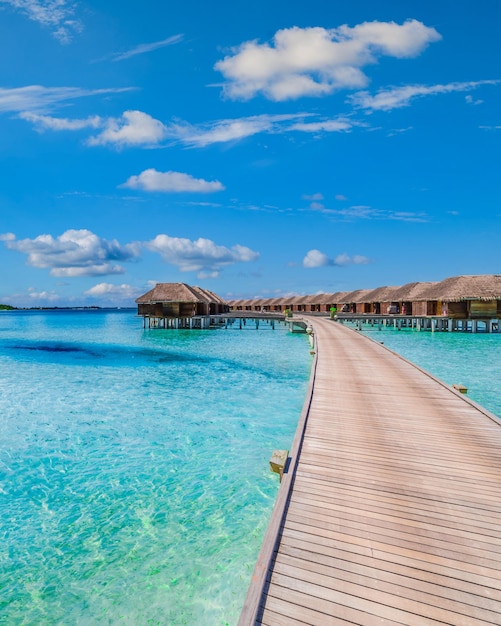 Malediven-Luxusresort Wasser-Bungalow-Villen mit langem Holzsteg über einer atemberaubenden Ozeanlagune