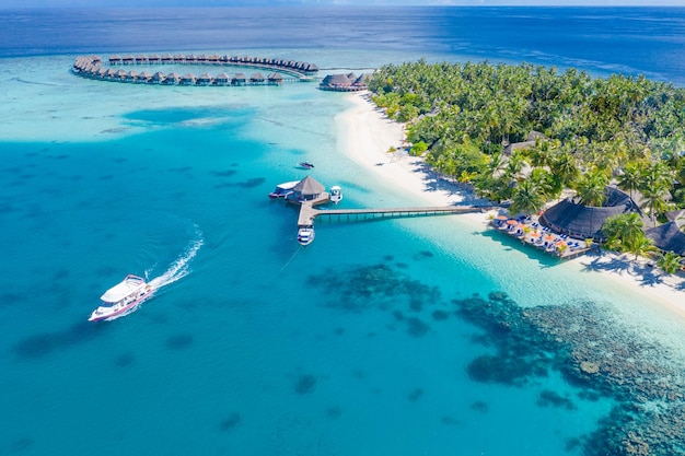 Malediven-Urlaubsinsel, erstaunliches Seeboot, Lagunenstrand, tropische Natur. Exotisches Reiseziel