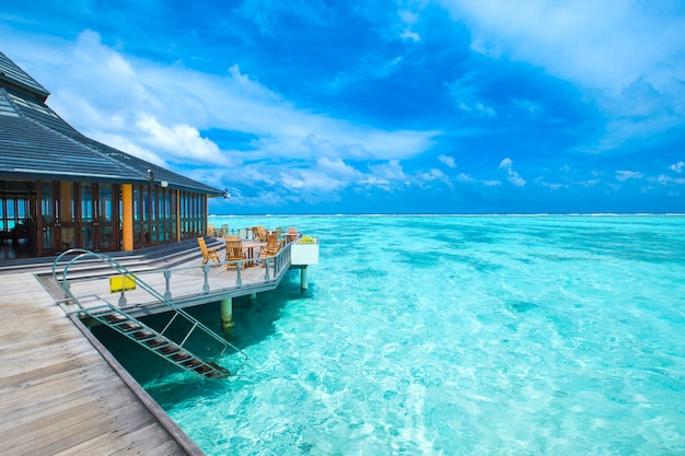 Malediven-Wasserbungalow auf Ozeanwasserlandschaft