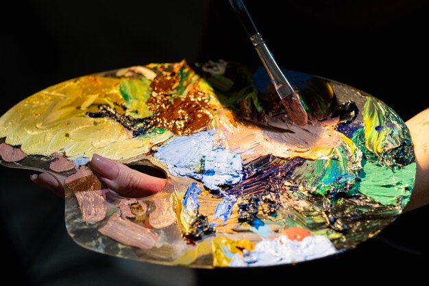 Malen mit kreativen Prozesskunstwerkzeugen des Farblebens