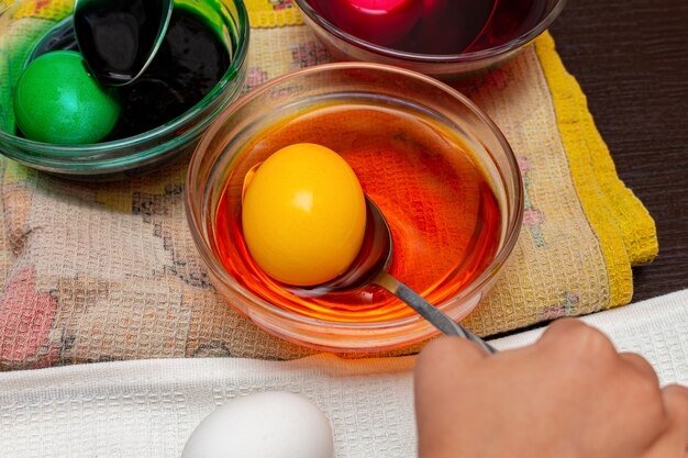 Malen, sterbendes gelbes Ei für Ostern im Glas