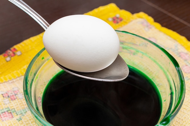 Foto malen, sterbendes grünes ei für ostern in der glasschale