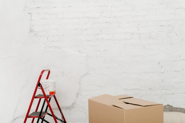 Foto malen und karton box in der nähe von wand