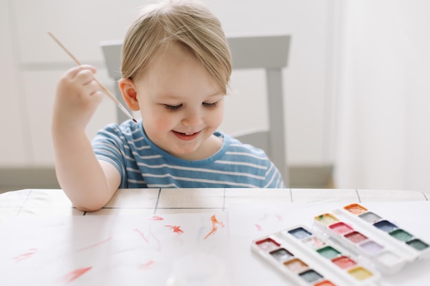 Malen und Zeichnen von Kindern mit Aquarellfarbe am weißen Tisch Entwicklung des kreativen Potenzials