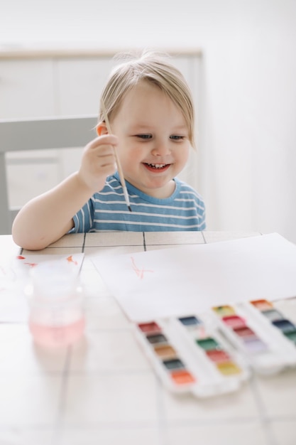 Malen und Zeichnen von Kindern mit Aquarellfarbe am weißen Tisch Entwicklung des kreativen Potenzials