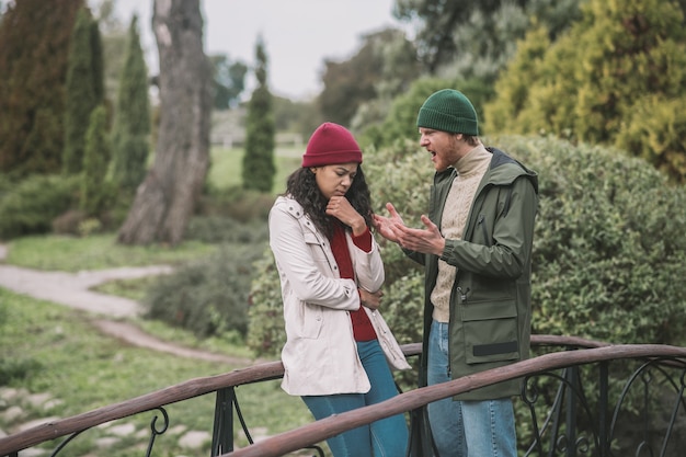 Malentendido. Una joven pareja discutiendo durante la cita.