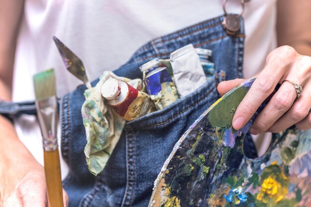 Malerin hält einen Pinsel