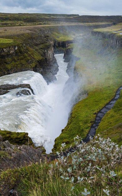 Malerisch voller Wasser großer Wasserfall Gullfoss Herbstansicht Südwesten Islands