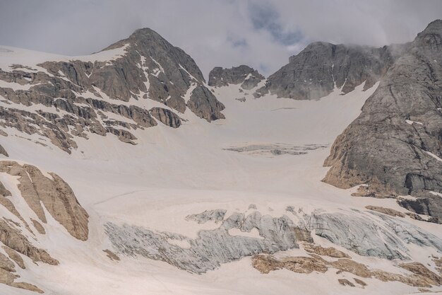 Malerische Alpen mit weißem Schnee auf dem Berg