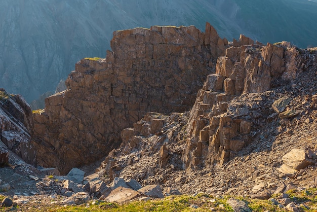 Malerische Alpenlandschaft mit Bergwänden und spitzen Steinen im Sonnenlicht. Fantastischer Bergblick von einer Klippe in sehr großer Höhe. Wunderschöne Berglandschaft am Abgrund mit spitzen Felsen und Felsrinnen