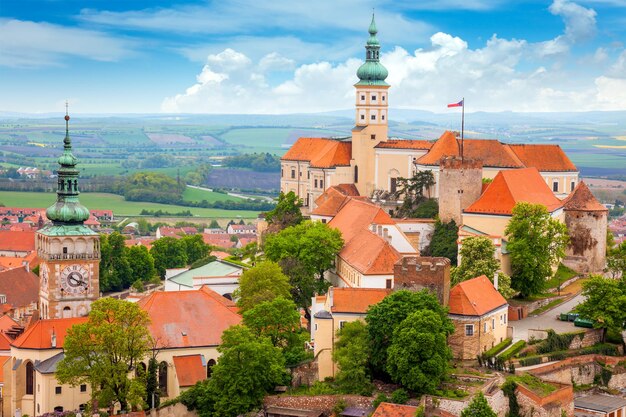 Malerische alte europäische Stadt mit Burg und Uhr Mikulov Tschechien Europa