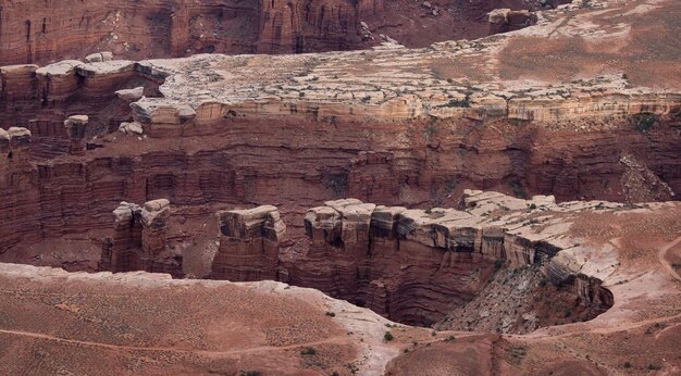 Malerische amerikanische Landschaft und rote Felsenberge in der Wüstenschlucht