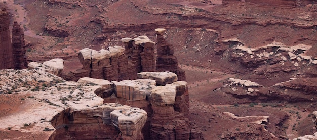 Malerische amerikanische Landschaft und rote Felsenberge in der Wüstenschlucht