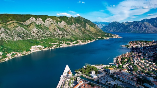 Malerische Aussicht an einem sonnigen Tag auf Boko Kotor Bay Montenegro