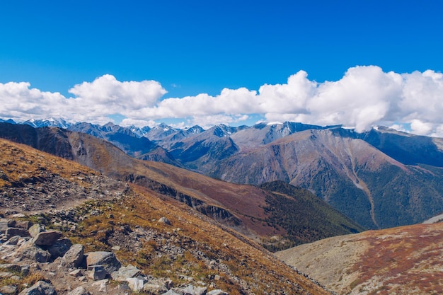 Malerische Aussicht auf das malerische Bergtal Wunderbare goldene Herbstfarben Gebirgskette Altai-Gebirge