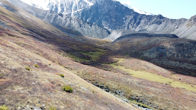 Malerische Aussicht auf das malerische Bergtal Wunderbare goldene Herbstfarben Gebirgskette Altai-Gebirge