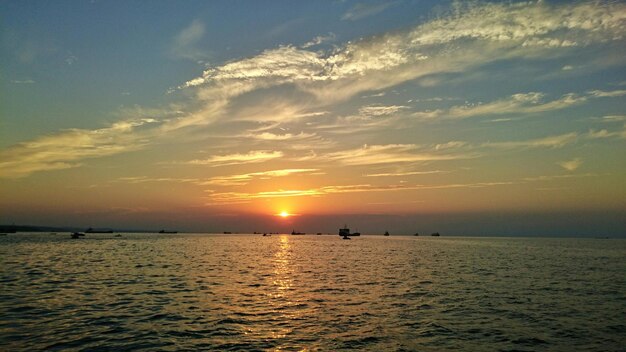 Malerische Aussicht auf das Meer bei Sonnenuntergang