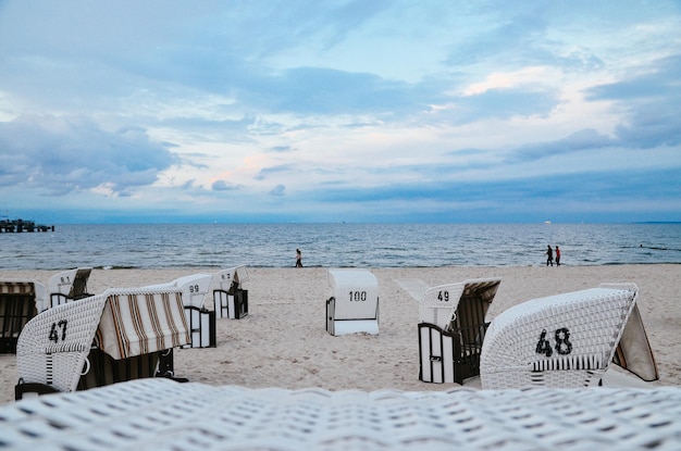 Malerische Aussicht auf das Meer vor bewölktem Himmel