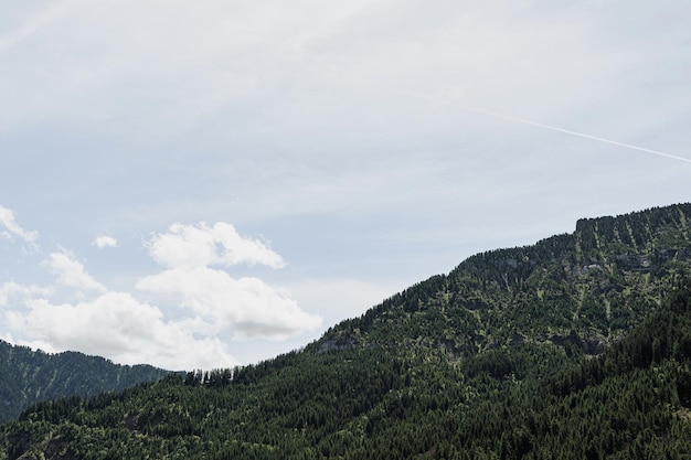 Malerische Aussicht auf den Bergwald, den Himmel und die Wolken. Malerische Naturlandschaft. Sommerurlaubsreise