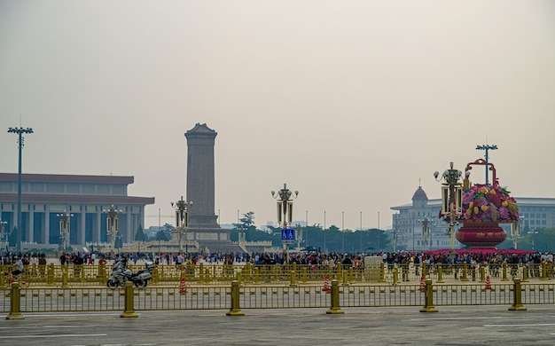 Foto malerische aussicht auf den platz des himmlischen friedens und das denkmal für die helden des volkes in peking