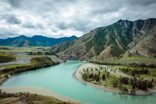 Malerische Aussicht auf den Zusammenfluss zweier Gebirgsflüsse. Katun Fluss und Chuya Fluss gegen Altai Berge, Russland