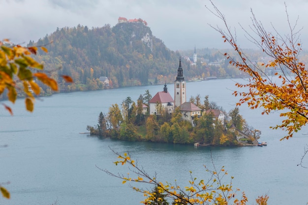 Malerische Aussicht auf die Insel am Bleder See im Herbst