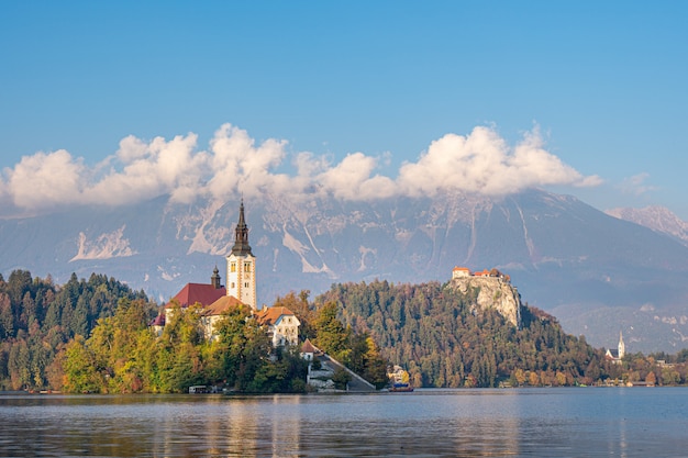 Malerische Aussicht auf die Insel am Bleder See mit Wallfahrtskirche Mariä Himmelfahrt mit Reflexion. Slowenien, Europa.