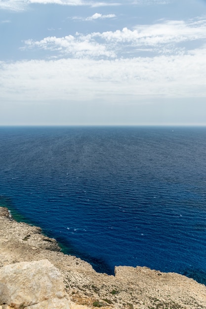 Malerische Aussicht auf die Mittelmeerküste von der Spitze des Berges.