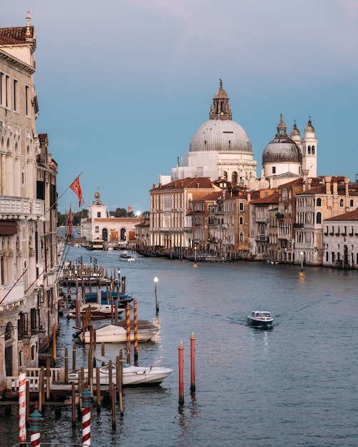 Malerische Aussicht auf die römisch-katholische Salutkirche und die Basilika Minor in Punta della Dogana